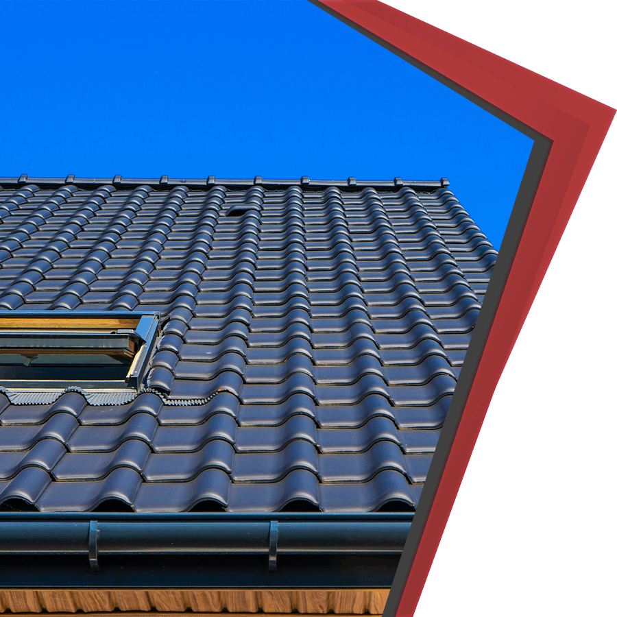 Toiture en tuiles noires avec fenêtre de toit installée par France Toiture Occitanie, couverture contemporaine en Occitanie