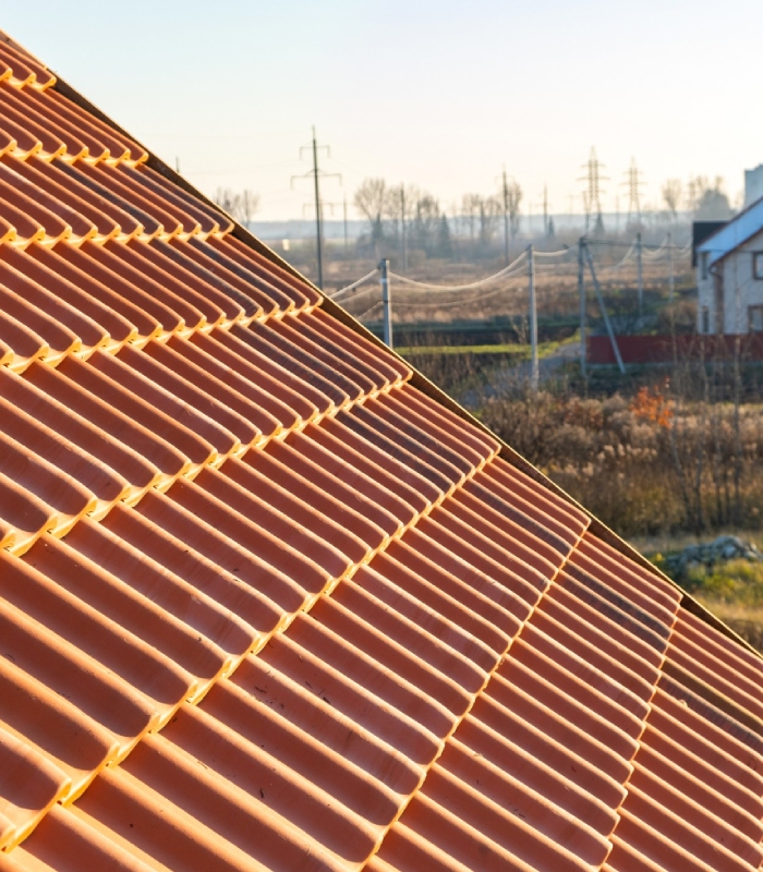 Entreprise de couverture et zinguerie assurant la rénovation complète de toitures en tuiles, étanches et durables