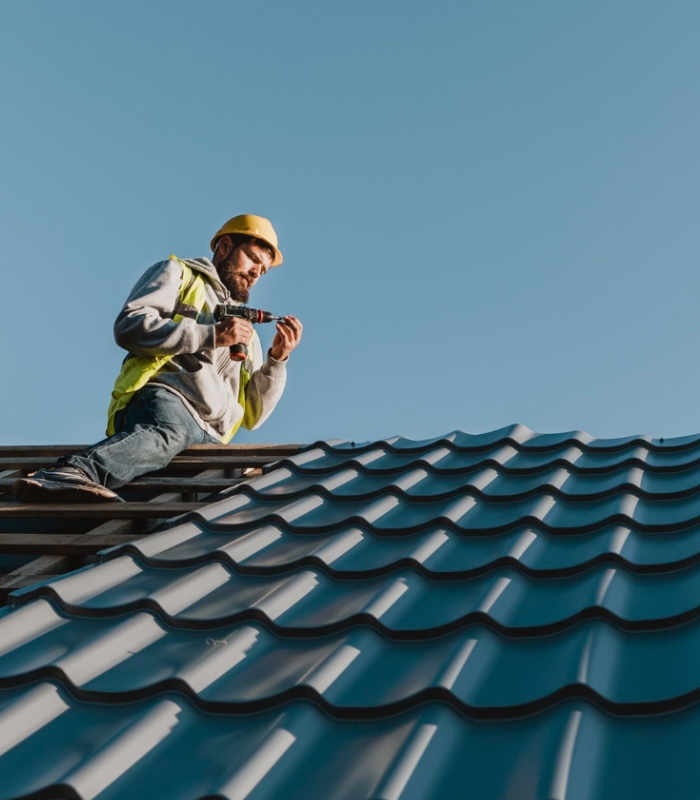 Entreprise de couverture et zinguerie réalisant la pose et l’entretien de toitures métalliques avec précision et savoir-faire