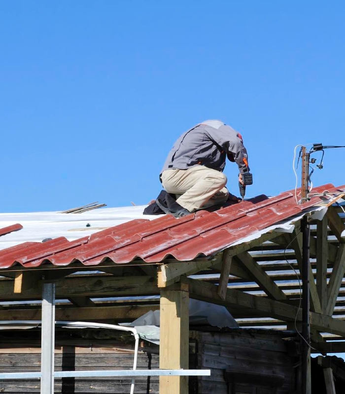 Réparation d’urgence toiture assurée par France Toiture Occitanie, intervention rapide sur couverture métallique endommagée